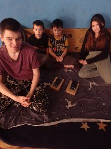 ПОРУЧ У СКЛАДНІ ЧАСИ